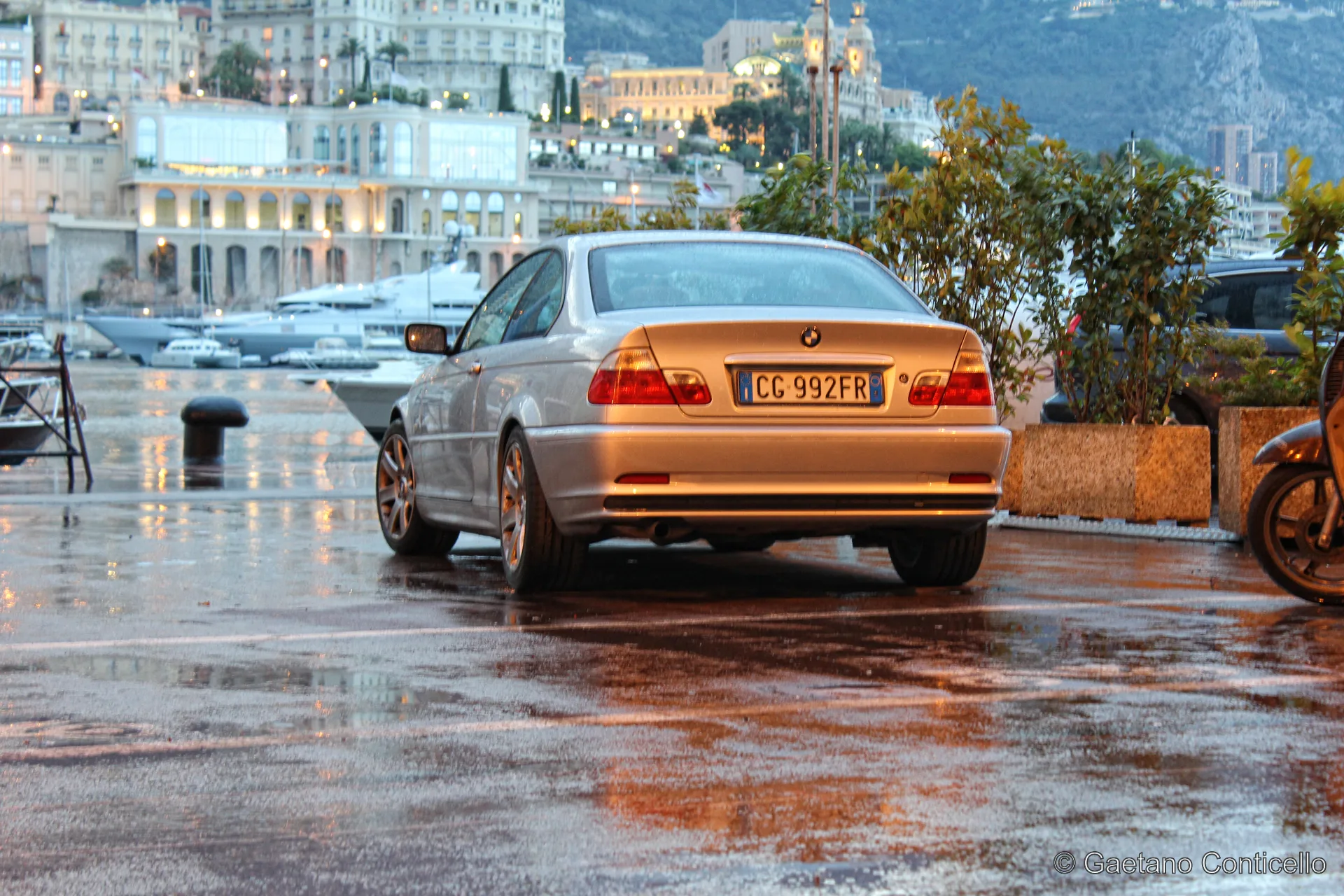 BMW al crepuscolo sul molo